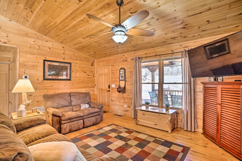 'Serenity Cabin' w/ Furnished Deck House in Georgia