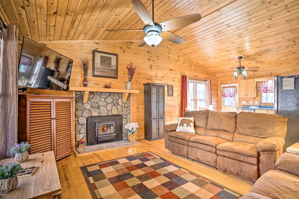'Serenity Cabin' w/ Furnished Deck House in Georgia