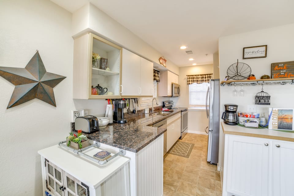 3 Mi to Branson Landing: Condo w/ Pool Access Apartment in Ozark Mountains