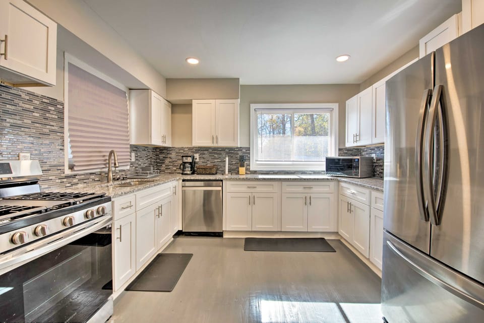 Central Location! ATL Stay 5 Mi to Mercedes-Benz House in Atlanta