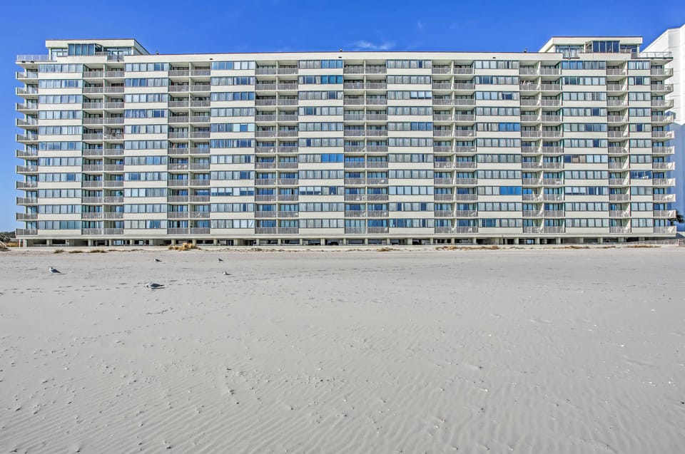 2 Mi to Golfing: Oceanfront Myrtle Beach Condo Apartment in South Carolina