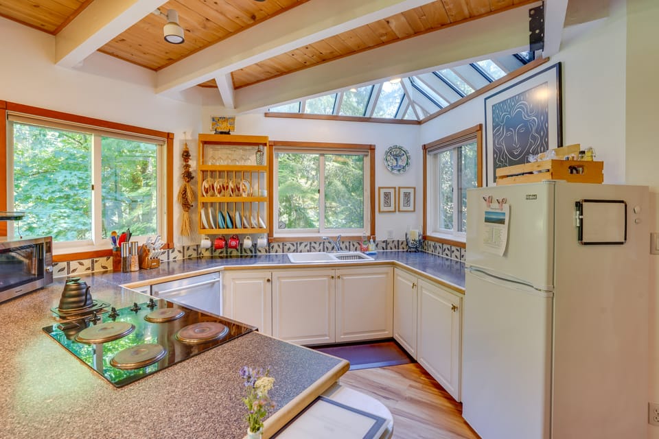 River Views, Private Hot Springs Tub, Forest, Deck Cottage in McKenzie River
