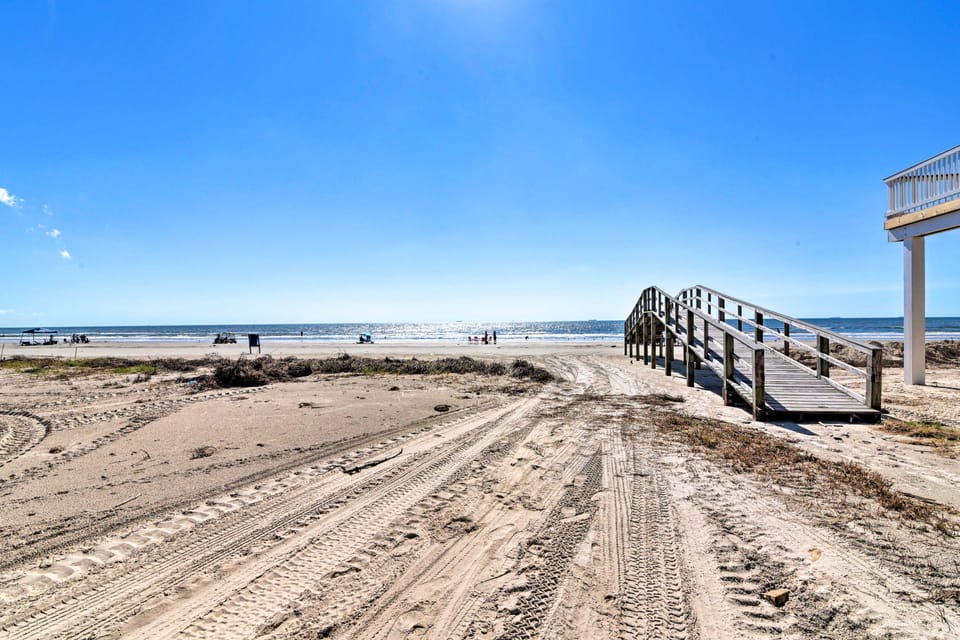 1 Min Walk to Beach: A Surfside Beach Favorite! House in Surfside Beach