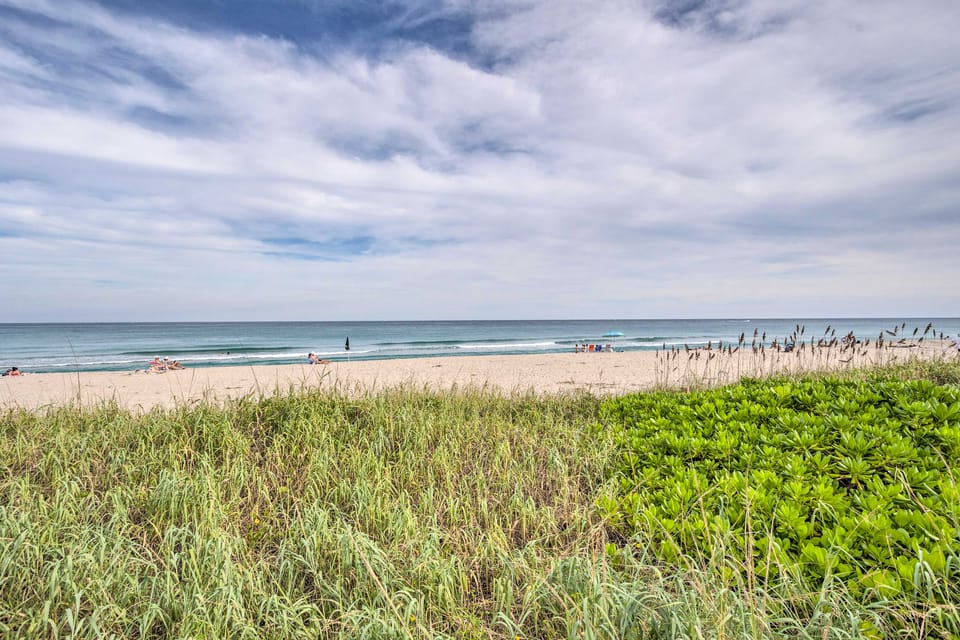 Cozy West Palm Beach Condo: 1 Block to Shore! Apartment in Riviera Beach