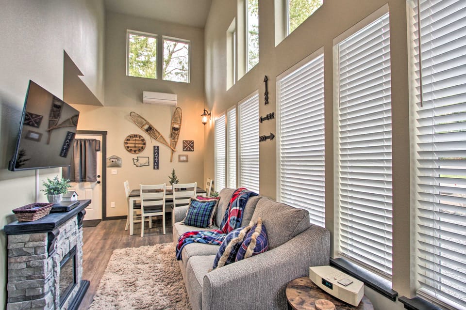 Cozy Cabin - 5 Miles to Mt Rainier National Park! House in Washington