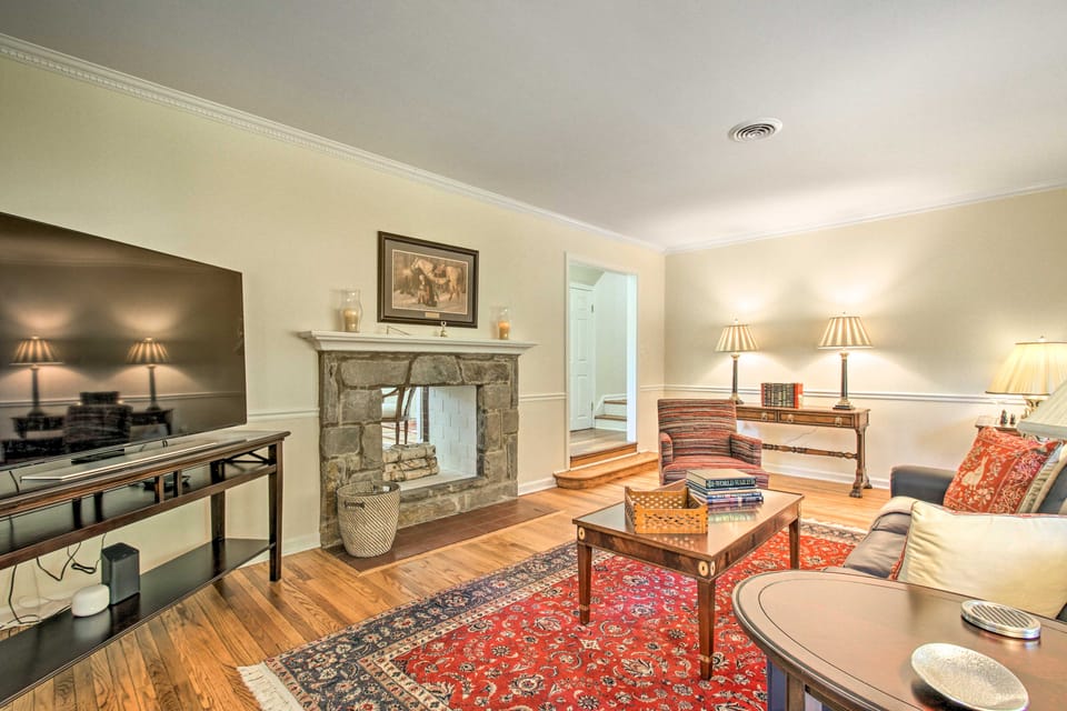 20 Mi to Philly: Inviting Home w/ Yard in Wayne! House in New Jersey