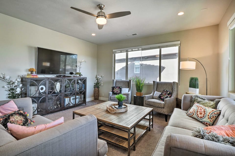 Utah Home w/ Pool & Hot Tub Access, Mtn Views! House in Santa Clara