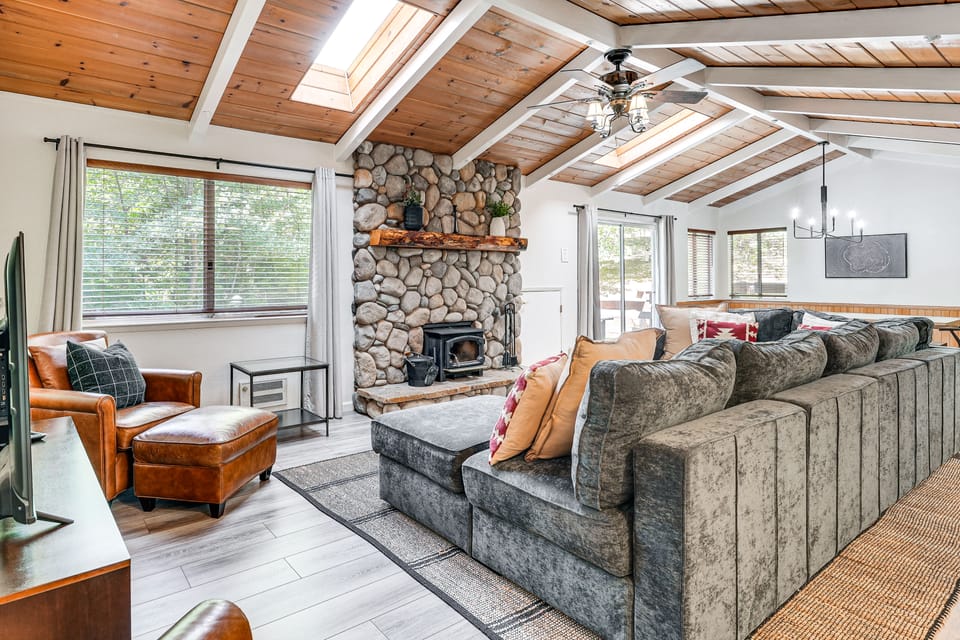 Arnold Family Cabin w/ Hot Tub, Arcade & Deck House in Arnold