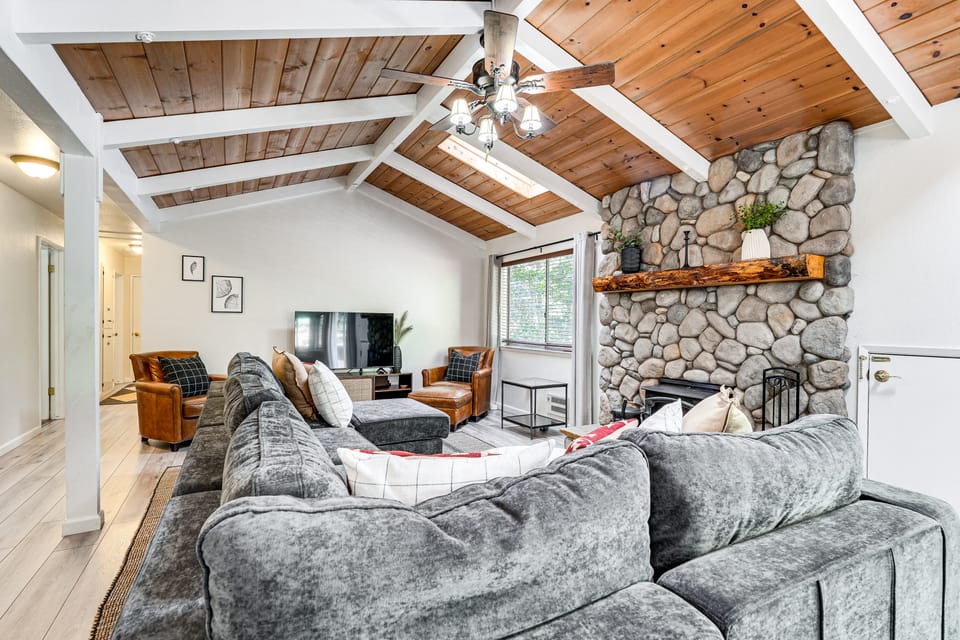 Arnold Family Cabin w/ Hot Tub, Arcade & Deck House in Arnold