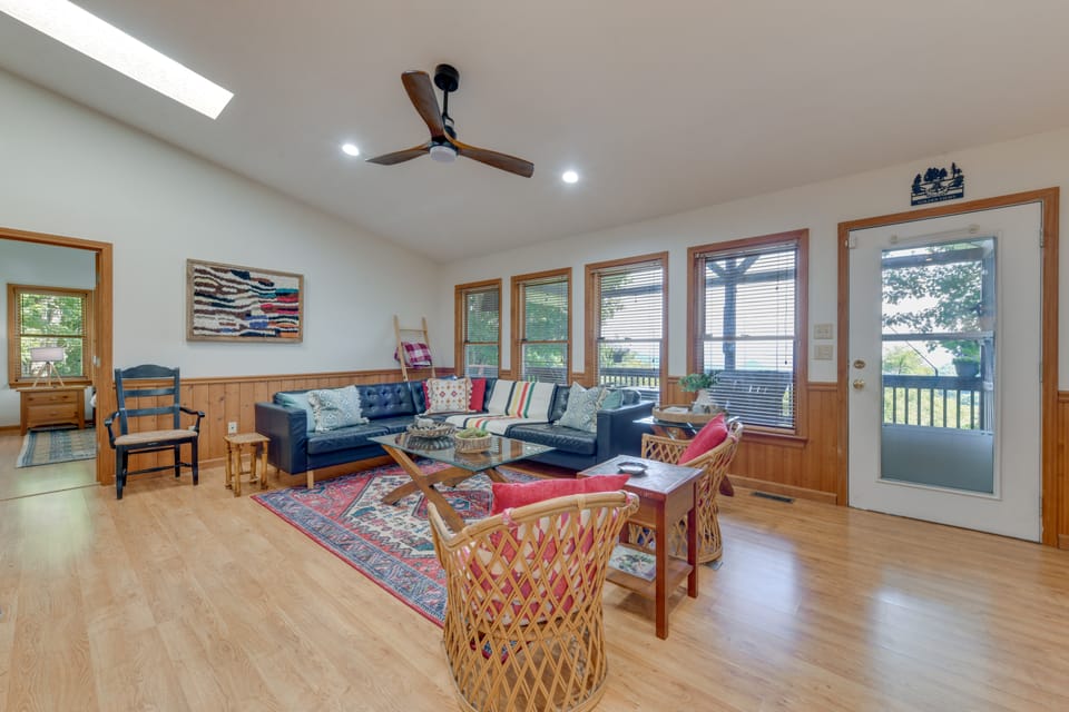 Pet-Friendly Waynesville Retreat w/ Hot Tub! House in Tennessee