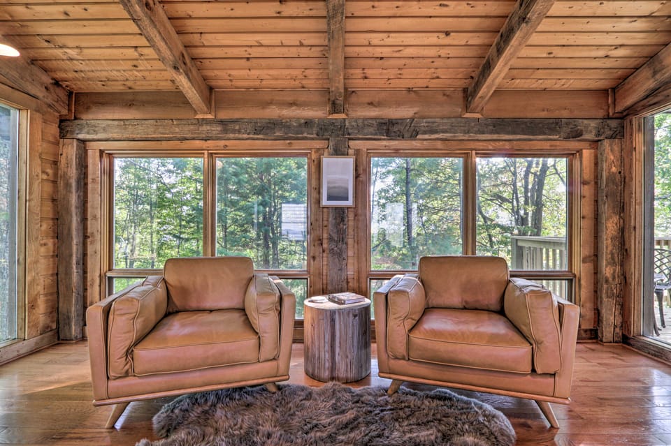 Deck & Hot Tub: Mtn-View Gatlinburg Cabin House in Gatlinburg