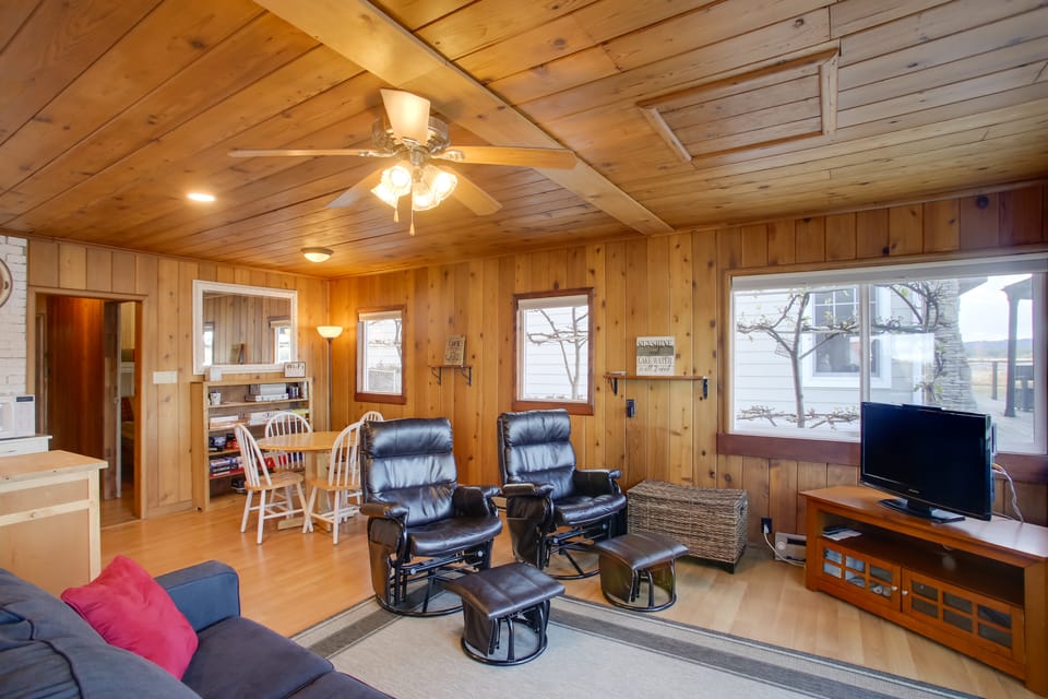 Charming Lakefront Cabin w/ Deck & Fire Pit! House in Washington