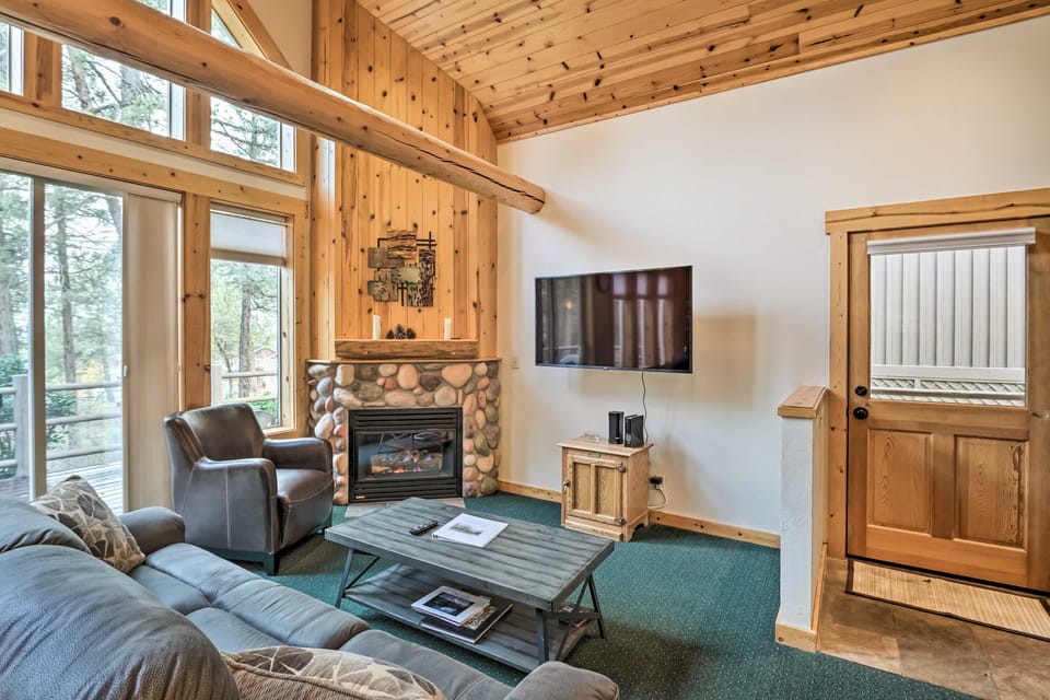 Chalet at Running Y Resort w/ Wraparound Deck! House in Oregon