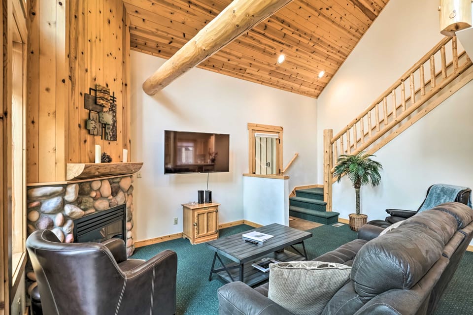 Chalet at Running Y Resort w/ Wraparound Deck! House in Oregon