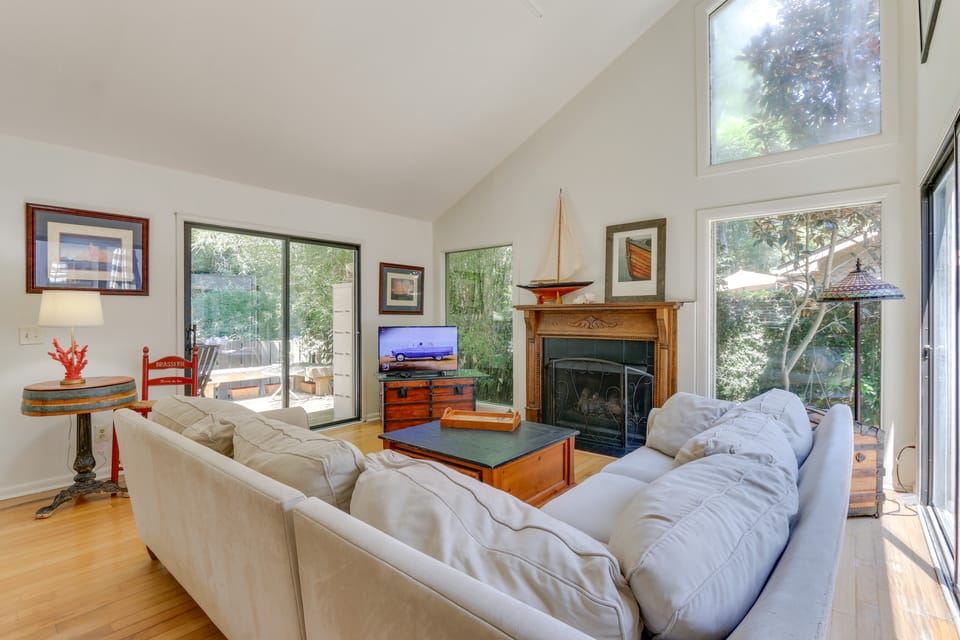 2 Mi to Beach: Hilton Head Home w/ Furnished Deck Cottage in Hilton Head Island