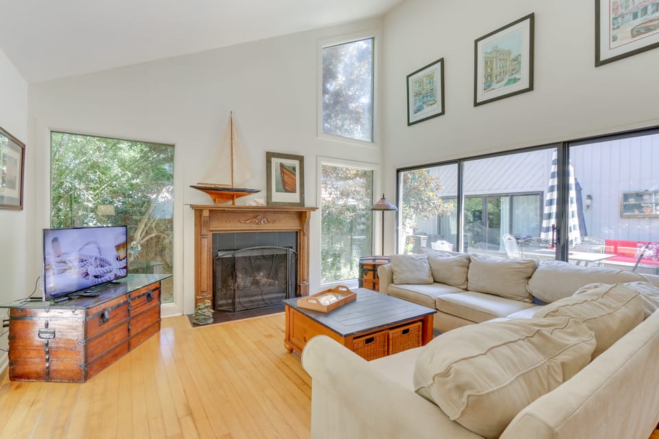 2 Mi to Beach: Hilton Head Home w/ Furnished Deck Cottage in Hilton Head Island