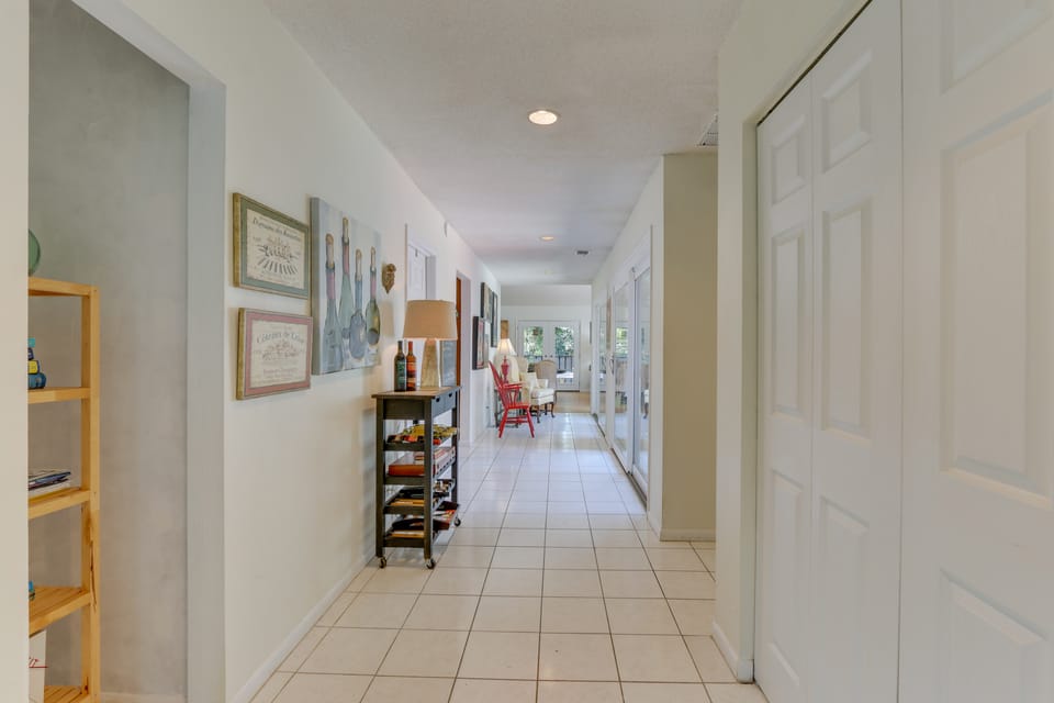 2 Mi to Beach: Hilton Head Home w/ Furnished Deck Cottage in Hilton Head Island