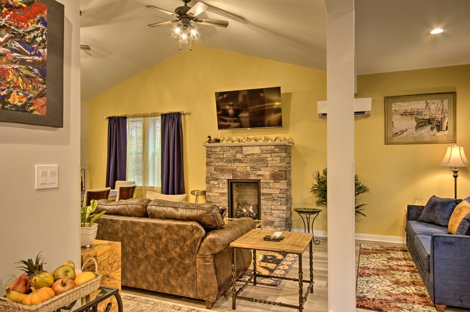 13 Mi to Camelback Ski! Creekside 'Lincoln Lodge' Cottage in Pocono Mountains