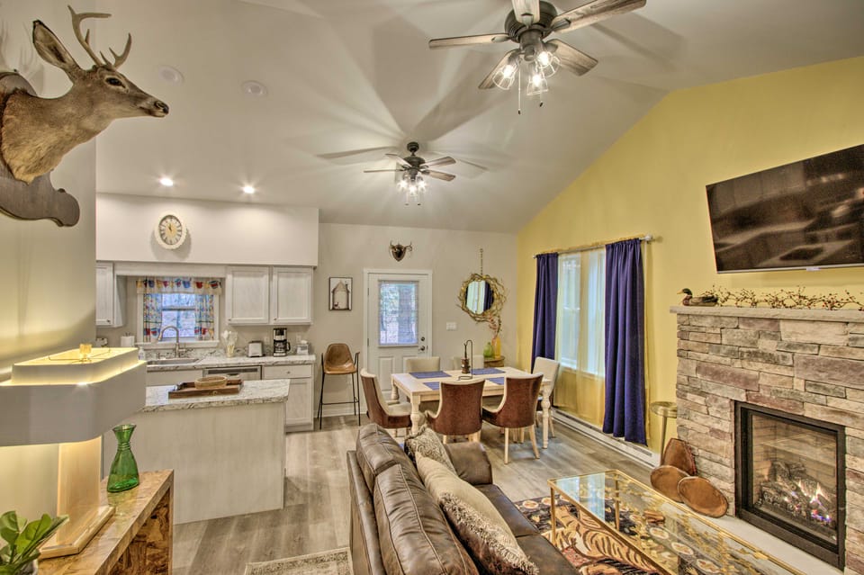 13 Mi to Camelback Ski! Creekside 'Lincoln Lodge' Cottage in Pocono Mountains