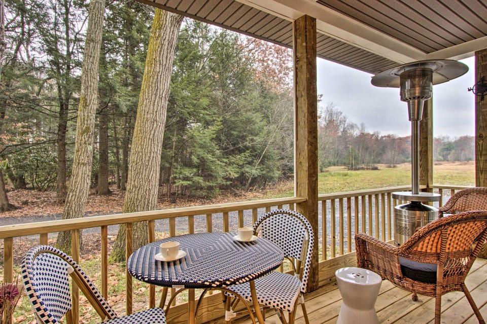 13 Mi to Camelback Ski! Creekside 'Lincoln Lodge' Cottage in Pocono Mountains