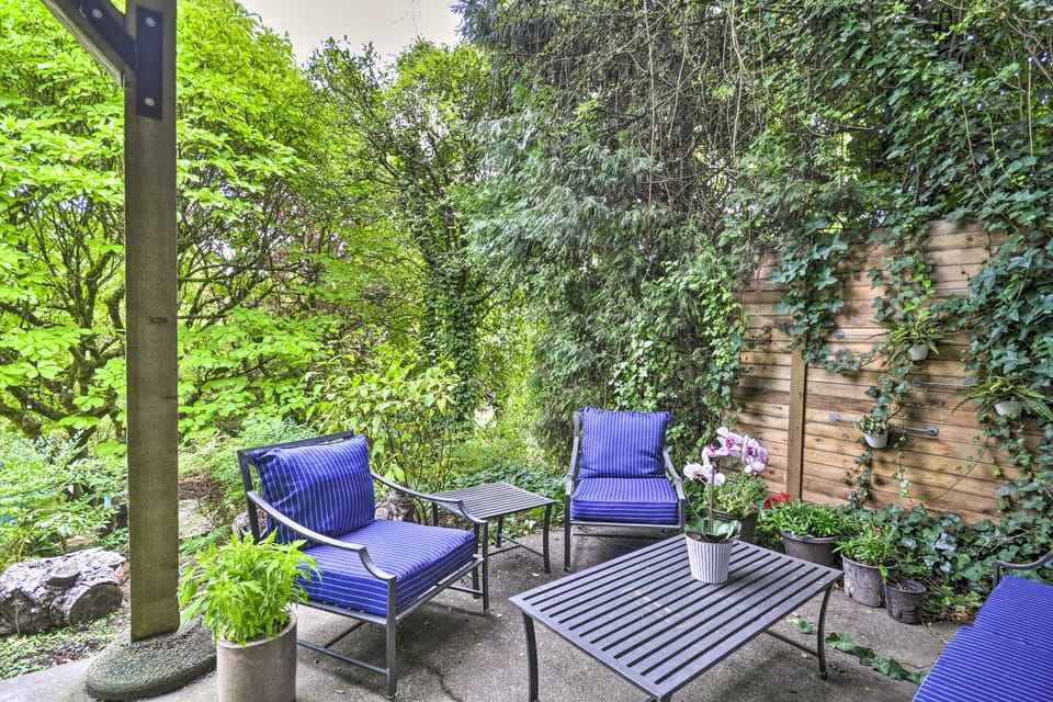 3 Mi to Downtown Portland: Lush Flat w/ Fire Pit Apartment in Portland