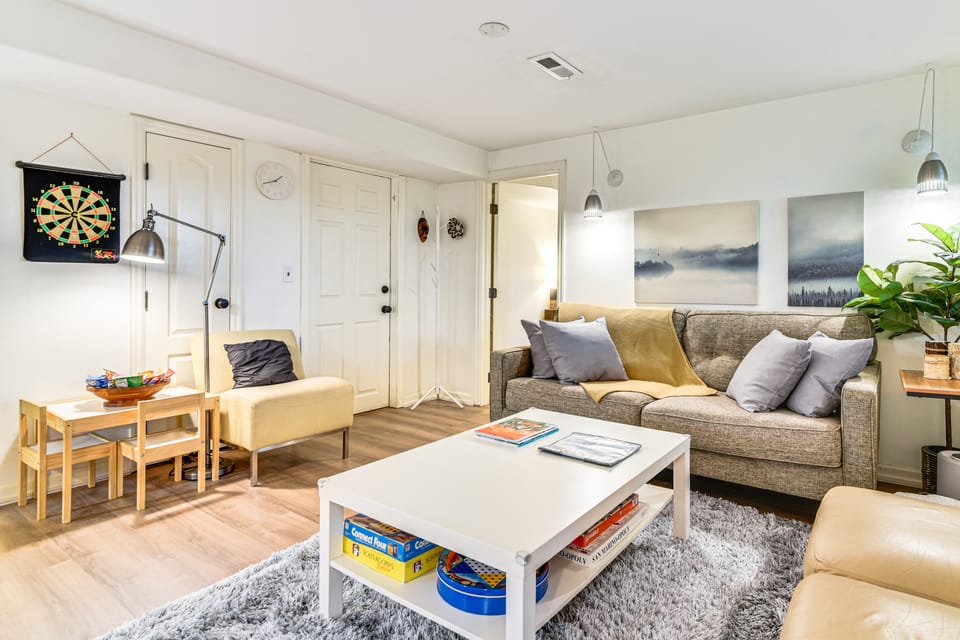 3 Mi to Downtown Portland: Lush Flat w/ Fire Pit Apartment in Portland