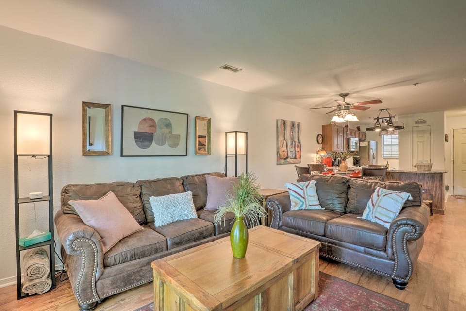 Sun-Soaked Lake Taneycomo Condo w/ Furnished Patio Apartment in Branson