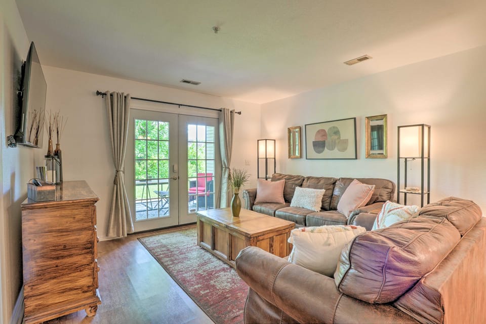 Sun-Soaked Lake Taneycomo Condo w/ Furnished Patio Apartment in Branson