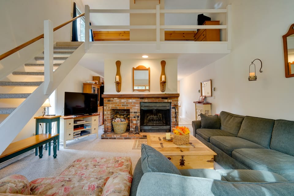 Dover Condo w/ Grill & Balcony: 3 Mi to Mt Snow! Apartment in West Dover