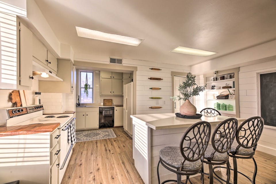 Grand Porch & Peaceful Setting! Luna Farmhouse House in New Mexico