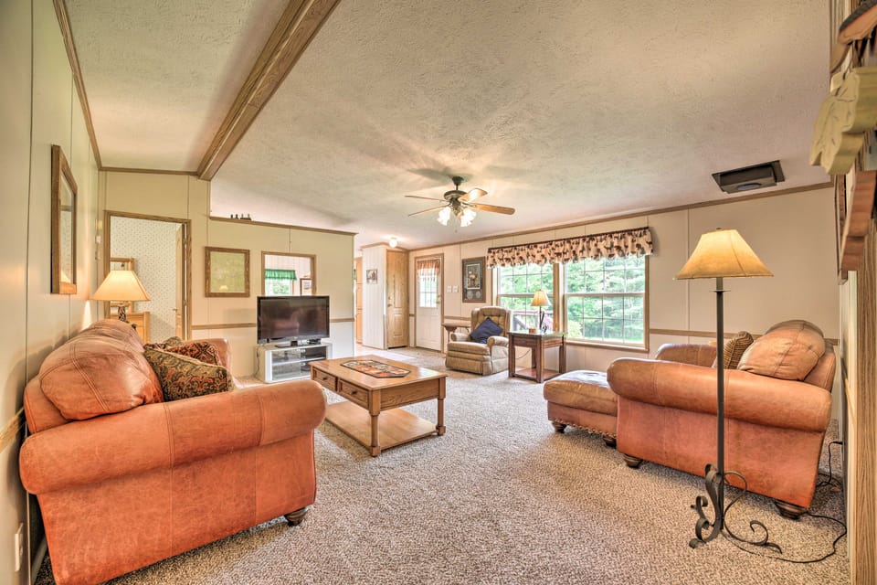 Deck, Fire Pit & Yard: Mountain Escape! House in Allegheny River