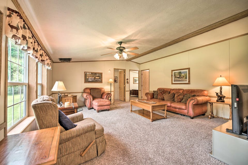 Deck, Fire Pit & Yard: Mountain Escape! House in Allegheny River