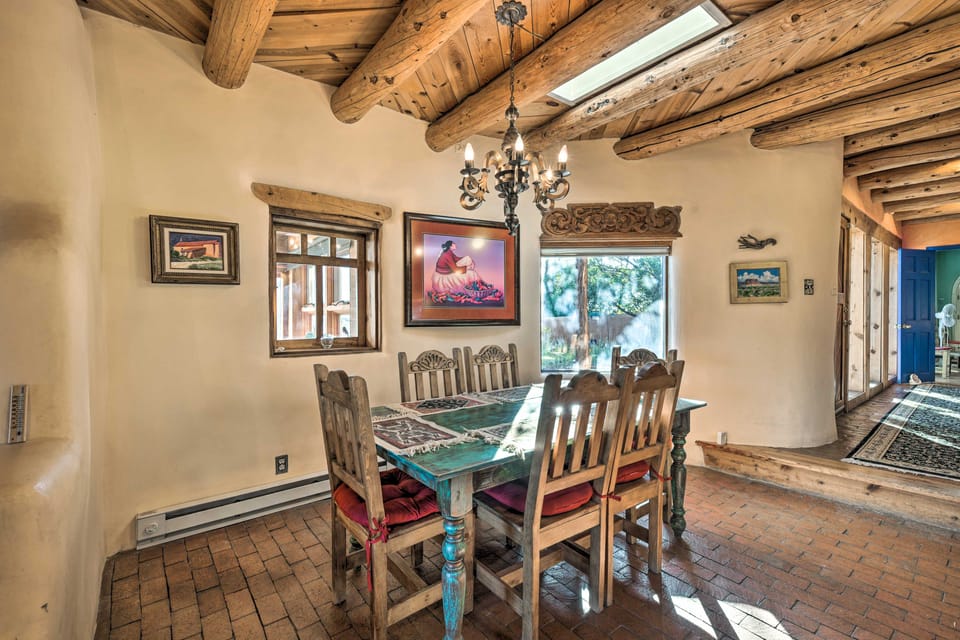 El Prado Home w/ Hot Tub, Panoramic Mtn Views House in New Mexico