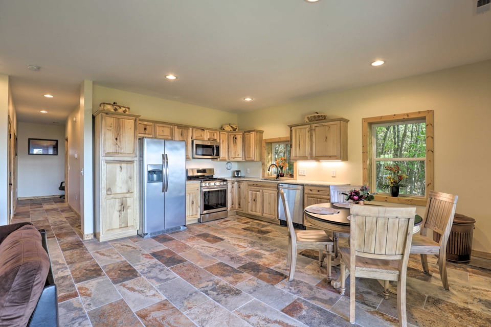 Sweeping Smoky Mountain Views: ‘Bella Vista' Cabin House in Qualla