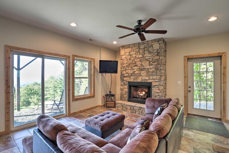 Sweeping Smoky Mountain Views: ‘Bella Vista' Cabin House in Qualla