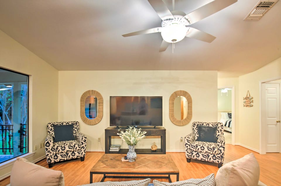 Lake Placid Home w/ Dock & Grill! House in Seguin