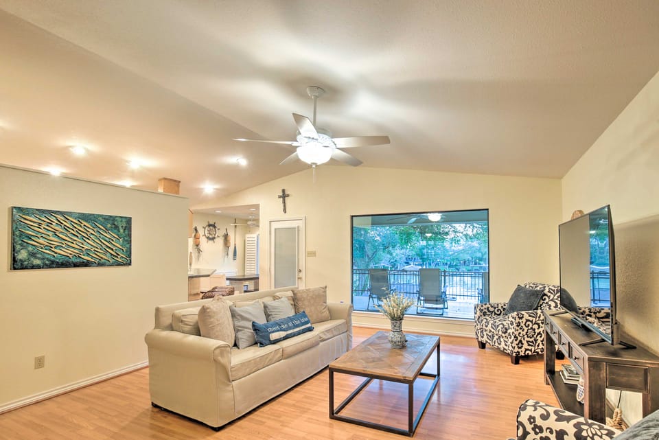 Lake Placid Home w/ Dock & Grill! House in Seguin