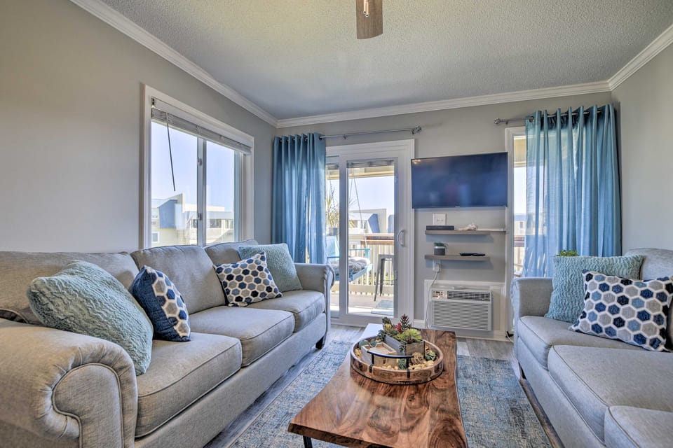 Beachfront Condo w/ Balcony: Walk to Apache Pier Apartment in South Carolina