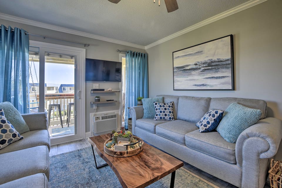 Beachfront Condo w/ Balcony: Walk to Apache Pier Apartment in South Carolina