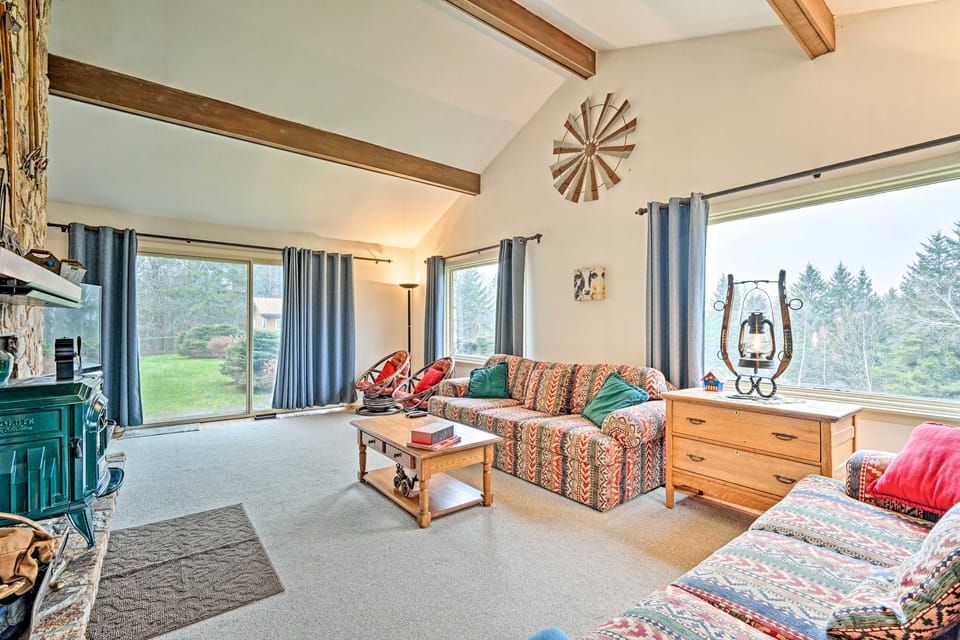Family Winter Retreat w/ Hot Tub: 14 Mi to Slopes! House in Whitingham