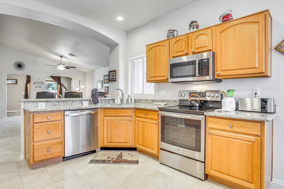 Patio + Fire Pit: Peoria Getaway Near Golfing! House in Glendale