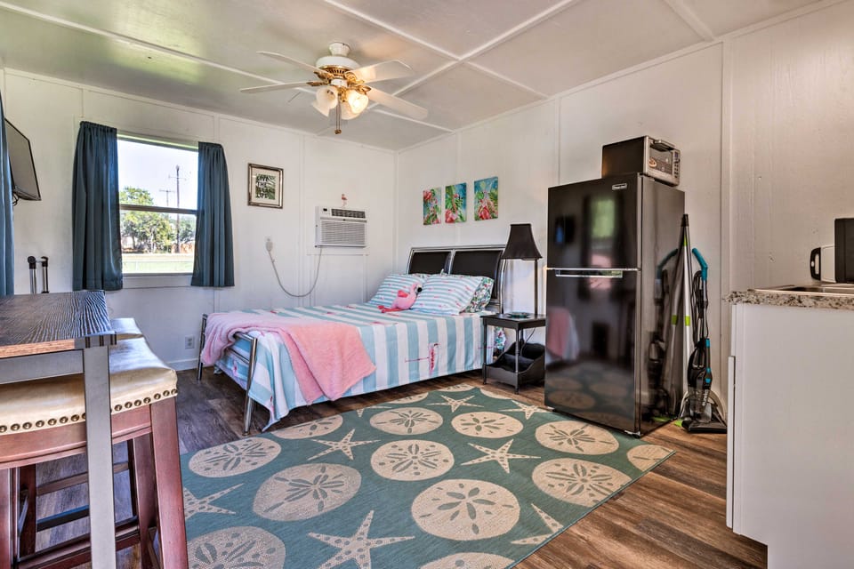 Flirty Flamingo' Studio: 1 Mi to Canyon Lake Apartment in Canyon Lake