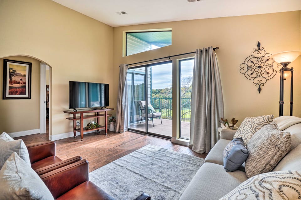 Stroll to Branson Strip: Condo on Golf Course Apartment in Branson