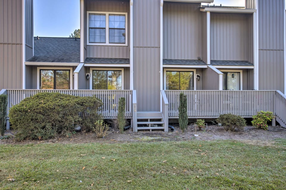 Modern Townhome w/ Deck & Golf Course Views! Apartment in Pinehurst