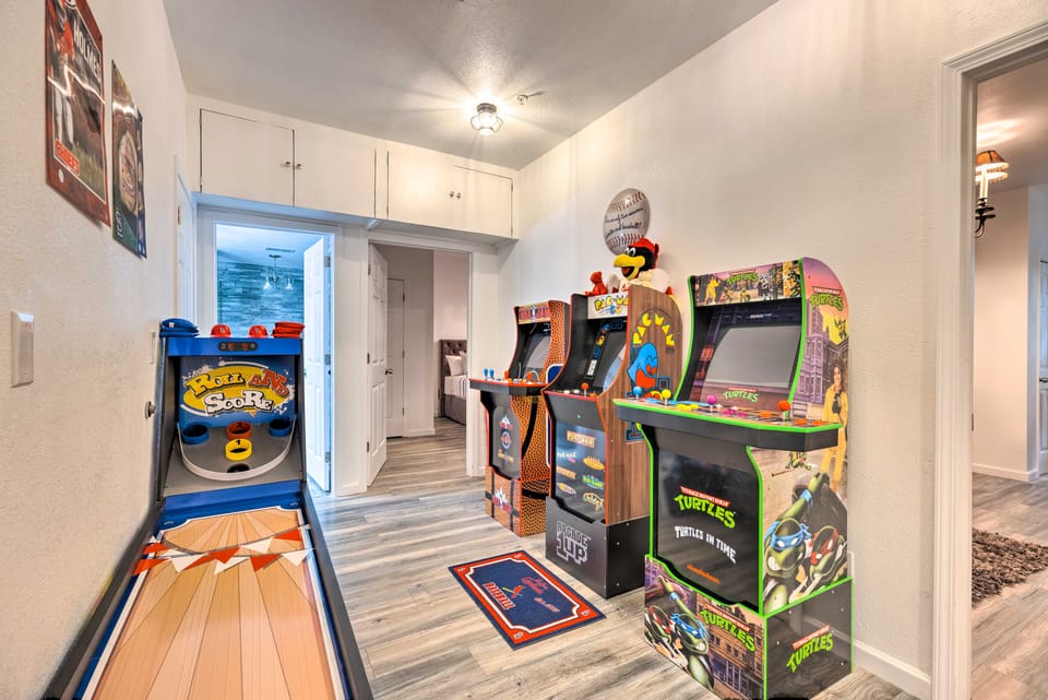 'Hilltop Hideaway' Branson Home w/ Trampoline! House in Ozark Mountains