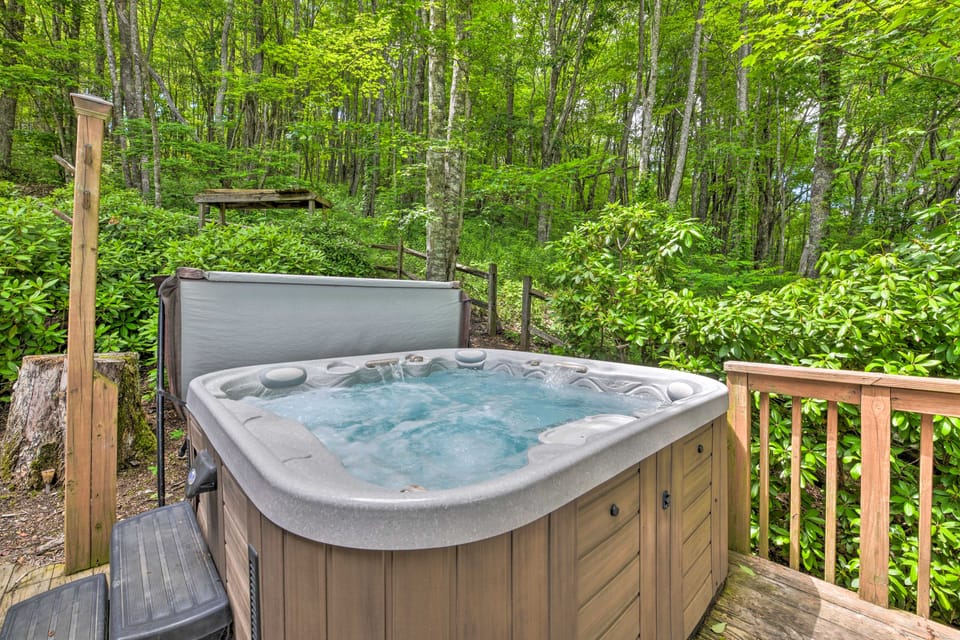 Luxe Lodge Near Smoky Mountains: Views & Hot Tub! House in Waynesville