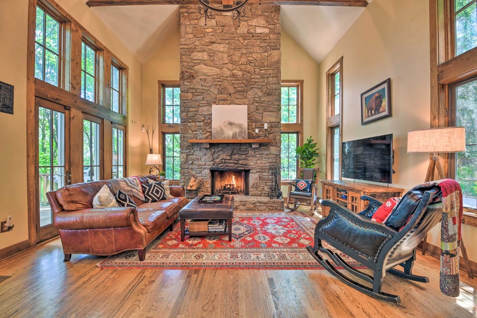 Luxe Lodge Near Smoky Mountains: Views & Hot Tub! House in Waynesville