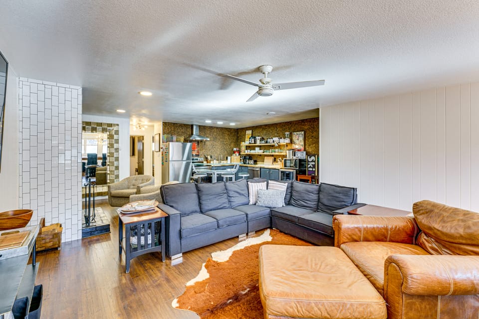 Steps to Main St! Red River Condo w/ Mtn-View Deck Apartment in Red River