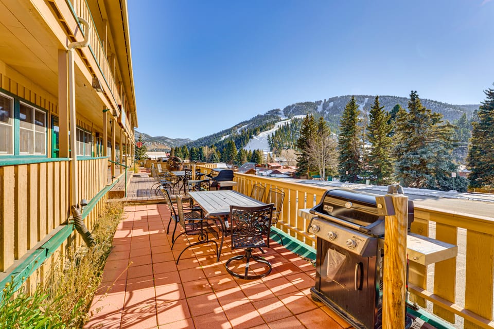 Steps to Main St! Red River Condo w/ Mtn-View Deck Apartment in Red River