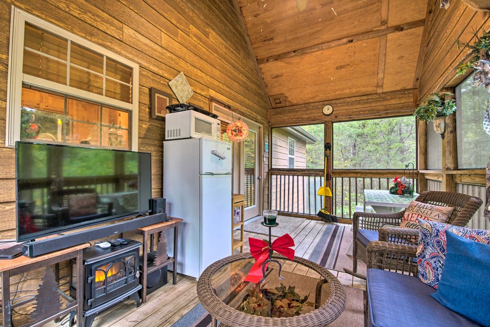 Resort Perks! Woodsy Family Retreat Near SDC House in Table Rock Lake